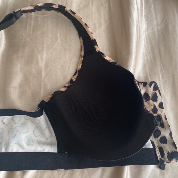 Victoria secret sports bra , supportive straps, opens and closes from the front - Picture 4 of 6